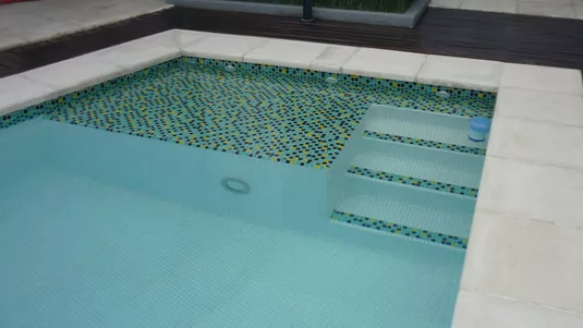 El revestimiento con mosaicos venecianos se mantiene inalterable más o menos unos 20 años. La instalación por m2 cuesta 120 pesos e incluye pegamento y pastina.