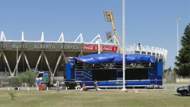 El Estadio Kempes es abastecido por Pepsi, pero para el Carnaval Cuartetero Coca Cola sacó los carteles externos.