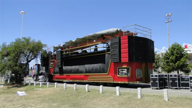 Otro de los Tríos Eléctricos: camiones con camarín y baños para los artistas y una gran plataforma superior para hace de escenario móvil.