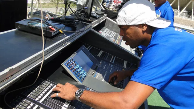 La consola de sonido digital de un trío eléctrico: la música de las bandas tendrá calidad y potencia de sonido.