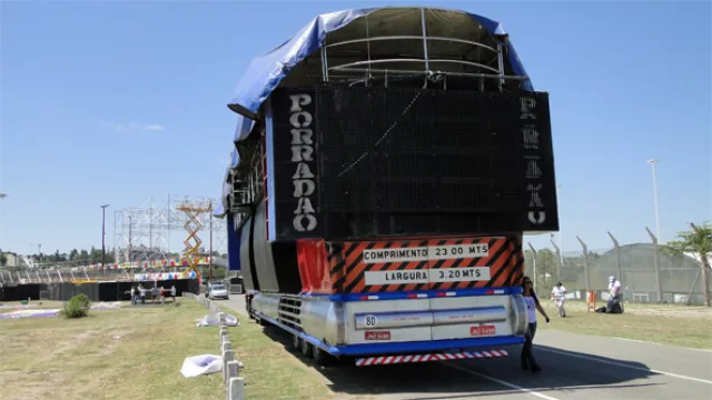 No exageramos: 23 metros de largo que serán rodeados (cada uno) por miles de bailarines fanáticos de cada grupo.