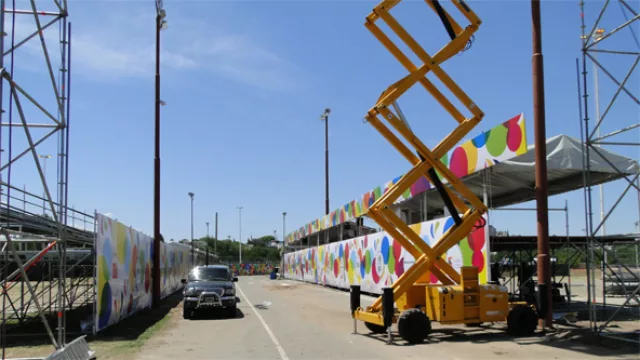 El ingreso a la zona de palcos del cuartetódromo, ayer a la tarde. Todo marcha con tiempo holgado para el debut.