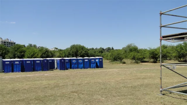 Los baños que usarán muchos (los azules) y -quizás- algún baño de emergencia (los arbolitos).
