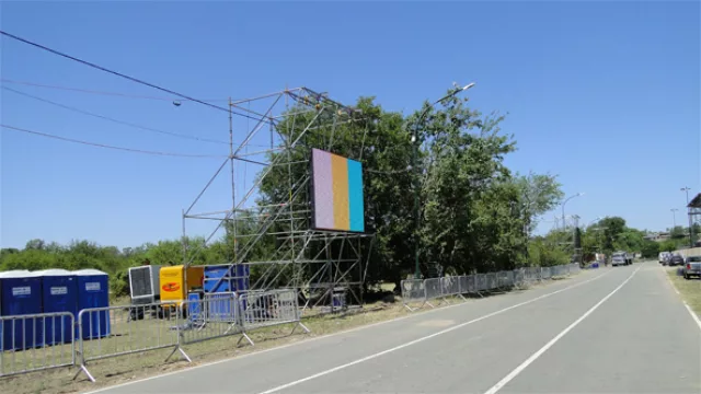 Una de las varias pantallas de Led que ayer brillaban a pleno día (serán mucho más vistosas hoy a la noche).