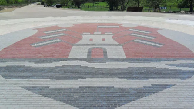 Se instala de modo sencillo -manual o mecanizado- ejecutado con un exclusivo método de colocación en seco que implica placa vibradora, partidor y algo más. 