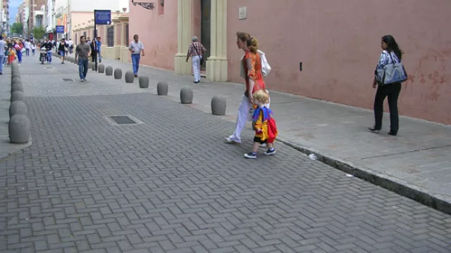 Básicamente, el pavimento realizado con adoquines de hormigón está compuesto por una capa de arena de asiento y otra de adoquines.