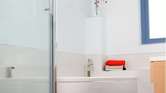 Antes de aplicar la pintura es preciso encintar las zonas que pueden mancharse. Y en las áreas de coyunturas utilizar pinceles de brocha pequeña.