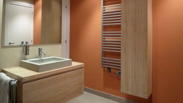 La pintura se aplica primero en zonas pequeñas y luego con el rodillo en las zonas más amplias.