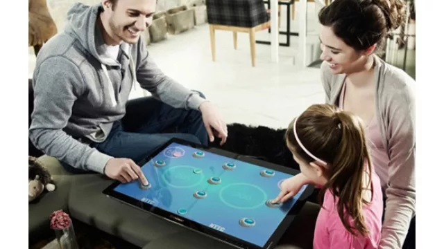 Padres y chicos coincidiendo en juegos compartidos.