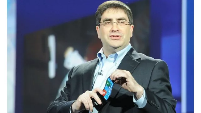 La pantalla flexible para celulares en manos de Eric Rudder de Microsoft