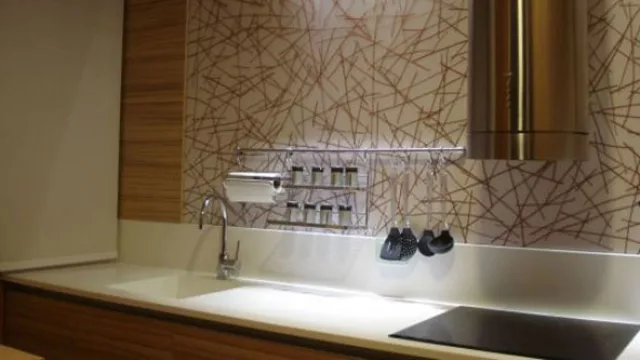 En caso de dividir espacios se puede complementar con un lindo detalle de iluminación cenital o difuminada para lograr efectos sensitivos particulares.