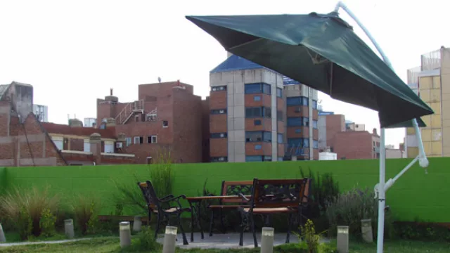 Solamente 17 centímetros separan el piso de la terraza de la cubierta del edificio. Las plantas crecen en función de la tierra. La malla geotextil controla las raíces.