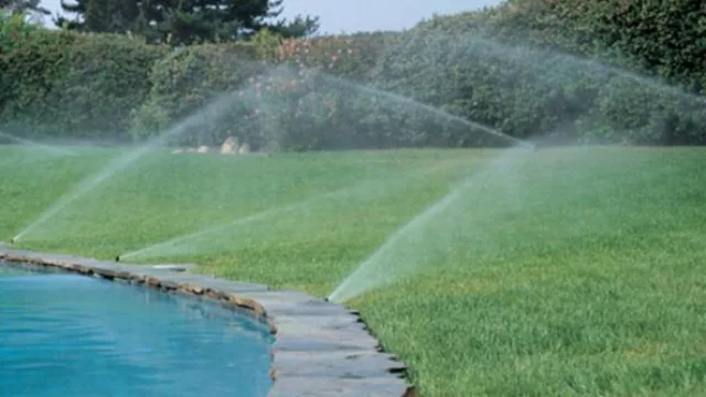 Tanto los aspersores como los difusores se injertan en la cañería y emergen en el momento que se manipula o programa.