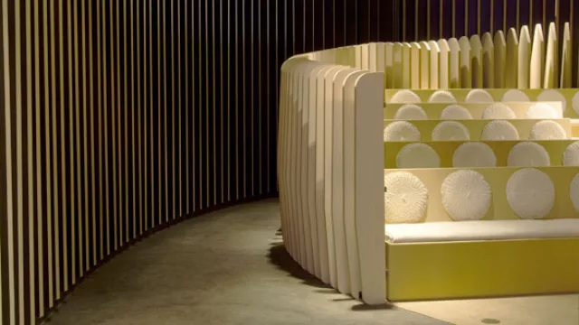 El pasado se vislumbra a través de las losas sin vigas y columnas de hormigón octogonales.