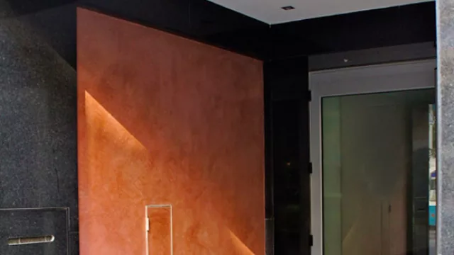 Marmorino: la versión menos brillante u opaca de este material tiene más cuerpo y con frecuencia es elegido para terminaciones en la restauración de edificios históricos.