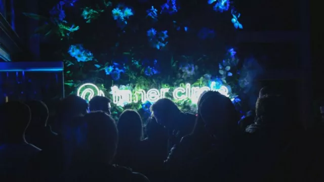 Los solteros argentinos prefieren conocer gente en la vida real 