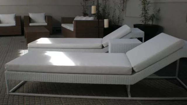 Las reposeras para tomar sol tienen estructura de aluminio tejida de ratán sintético acondicionadas con almohadones para ganar confort. 