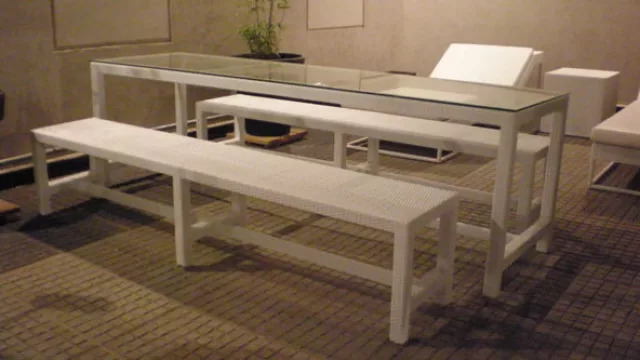 Los bancos largos y la mesa con acento industrial más o menos 4.400 pesos y 5.600 pesos respectivamente.