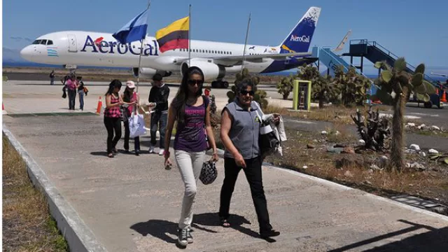 El aeropuerto de la isla es el más importante del archipiélago y fue construido durante la Segunda Guerra Mundial.