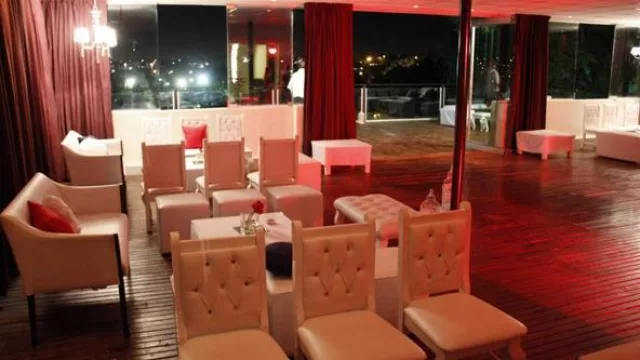 El salón puede adaptarse para eventos de 8 personas hasta una fiesta de 250.