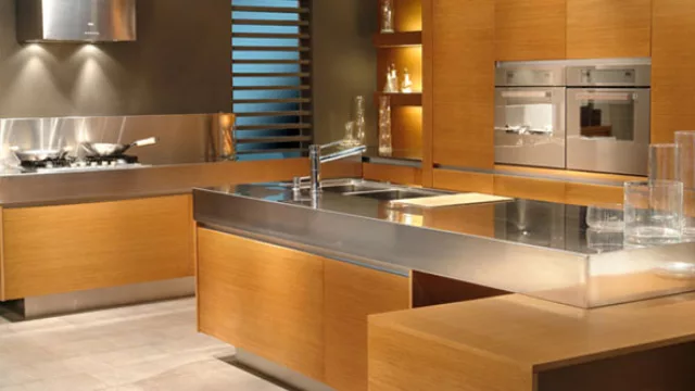 El diseño presenta una impronta muy volumétrica,  propone  múltiples soluciones de organización. Los enchapados en madera abren el juego a gran variedad de tonos.