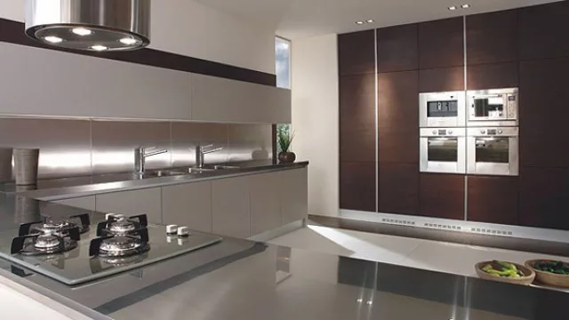 Los muebles adaptan su estética para contener los electrodomésticos y exhibirlos. Las áreas funcionales se destacan con distintos materiales y colores.