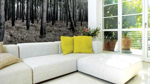 Los espacios comunicados con el exterior pueden acentuar la conexión con motivos que aluden a paisajes boscosos.