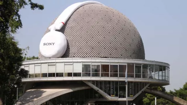 El Planetario fue cubierto con auriculares Sony y se prepara para la primera fiesta en “silencio” gratuita de la ciudad.
