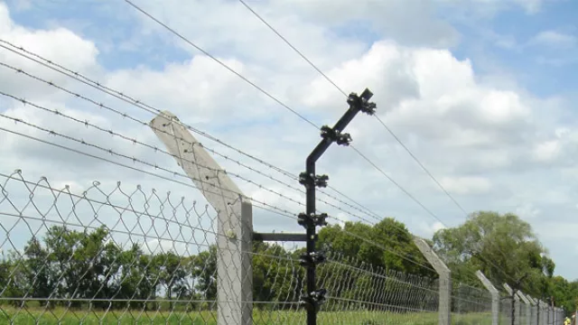 Cuando se instala sobre una malla romboidal, las ménsulas se abulonan a los postes de hormigón que soportan la malla.