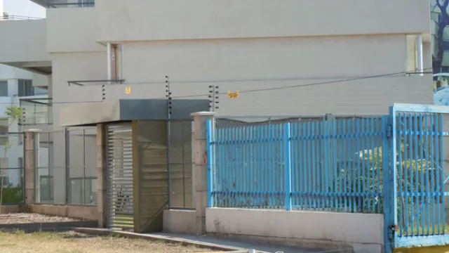 Sobre una reja: las ménsulas van soldadas a ella. La electricidad no se transmite porque cuenta con aisladores.