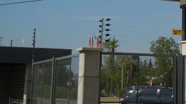 En countries o grandes predios se instalan transmisores inalámbricos que envían señales a un tablero en la central de la guardia para identificar cuál cerco se activó.