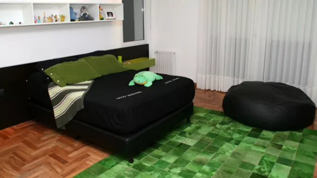 A partir del cuero con pelo, un clásico que vuelve renovado, luciendo colores contemporáneos, intensos y audaces, las alfombras personalizan los interiores.