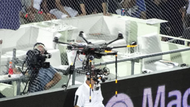 ¿Es un pájaro electrónico? Parecido: una cámara montada sobre un raro mecanismo volador sobrevoló y grabó tomas especiales.