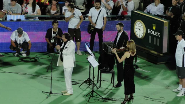  Un Cacho de Buenos Aires para interpretar el himno nacional en son de 2 por 4. En las tribunas, lo miraba Su Gimenez.