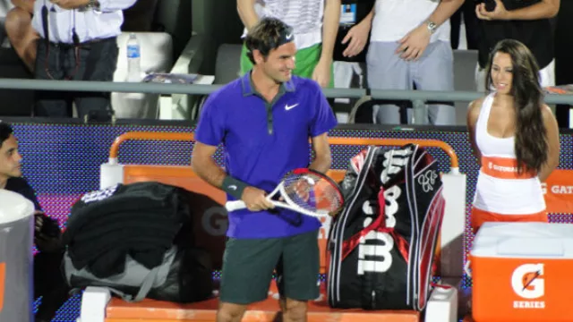 Olé, olé, olé, olá... Roger, Roger, rugió el estadio y el suizo se portó como el caballero simpático que es. Fiesta redonda.