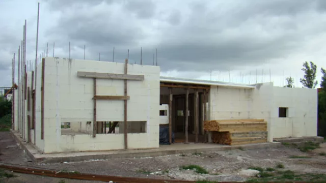 El sistema optimiza el rendimiento de las energías alternativas por su aislación térmica, por ende se instalan equipos de climatización más pequeños y se usan menos.