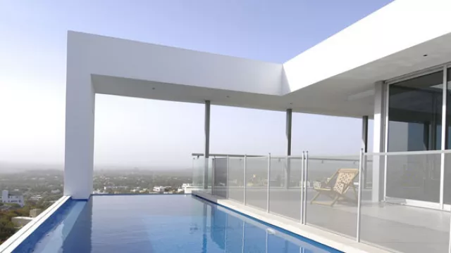 El color de la malla y de los postes se pueden combinar con el concepto estético del resto del espacio circundante. La transparencia de la malla deja paso a  las visuales