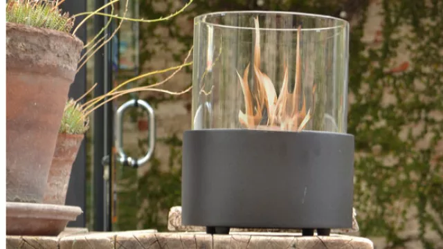 “Faro” es un fanal de acero y vidrio, para posar sobre una mesa de apoyo o decorar el entorno de la piscina. Todo un deleite.