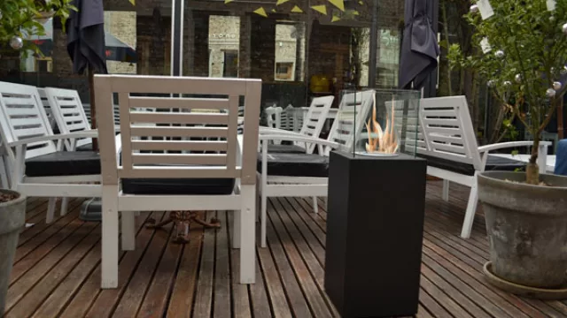 “Pilar” es ideal para permanecer a la intemperie. Tiene un diseño de líneas rectas,  para ambientar espacios mayores.