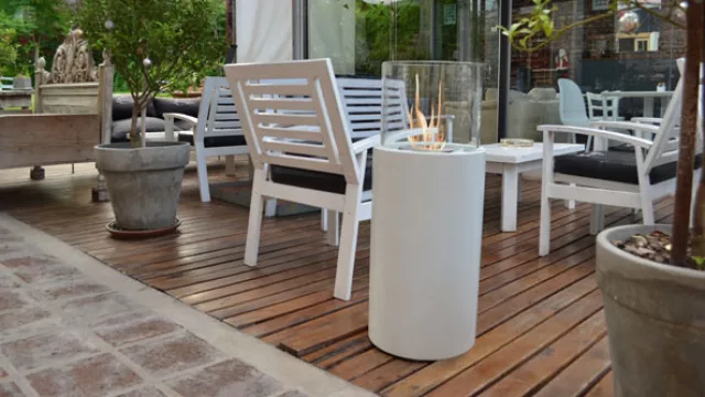 “Torre” tiene una imagen contemporánea y se postula ideal para ambientar un área en un deck. La llama de cualquier modelo se puede regular con un dispositivo incluido en el quemador.