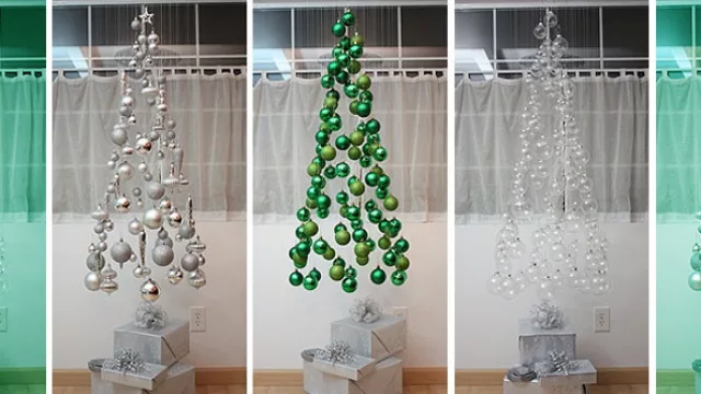 Tres árboles en forma de móviles colgantes.