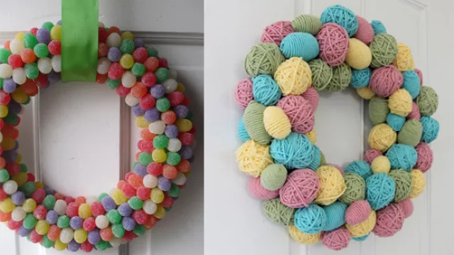 Dos coronas de bienvenida, una de caramelos gomitas, la otra de ovillos de hilo de colores.