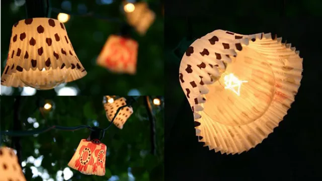 Guirnalda de luces, con campanitas realizadas con los wrappers  porta muffins.