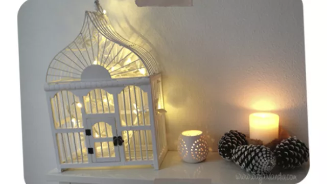 ¿No tenés árbol? Poné las luces en una jaula decorativa y porta velas al lado.