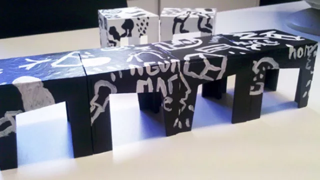 “Jauría” es una línea lúdica formada por cuatro mesas individuales que permiten distintas disposiciones: mesa de centro, bancos individuales, banco largo.