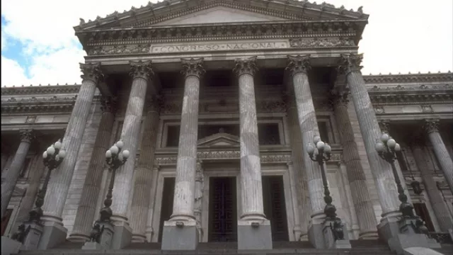 Menos fondos para hacer “colchón” de sueldos y aguinaldo: cayó la recaudación coparticipable