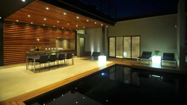 El negro posee la propiedad de mantener el agua a mayor temperatura, aunque ¡hay que animarse! La imagen no ofrece una sensación de frescura.