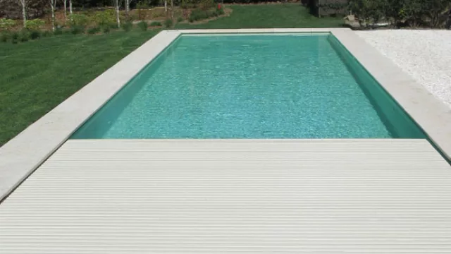 El blanco pone un toque muy contemporáneo, pero pueden generar molestos reflejos al acercarse al agua los días de mucho sol.