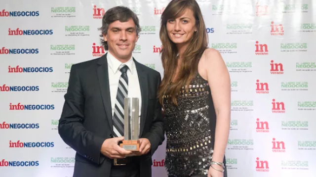 Gonzalo Casina, marketing manager de Audi Argentina, recibe el premio de Florencia Brenna, corresponsal de InfoNegocios en Buenos Aires