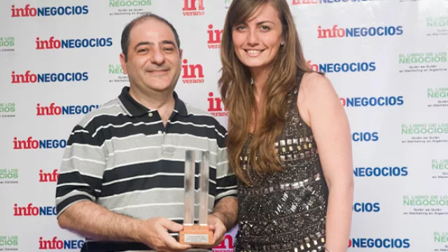 Carlos Mazalán, en representación de Mercado Libre, recibe el premio a Destacados del Marketing 2012 en la categoría ecommerce.